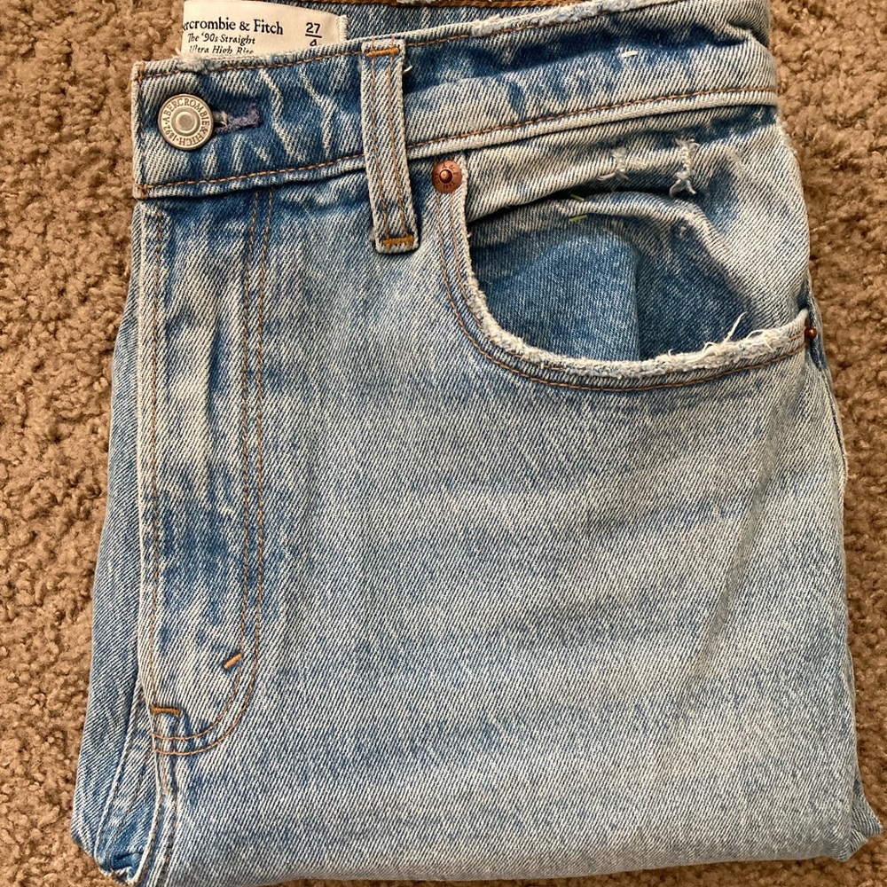 A&F | Ultra High Rise 90s Straight Jean | Size 27